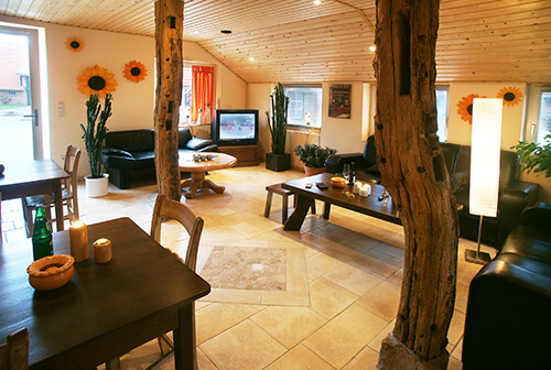 Wohnraum mit alten Holzbalken